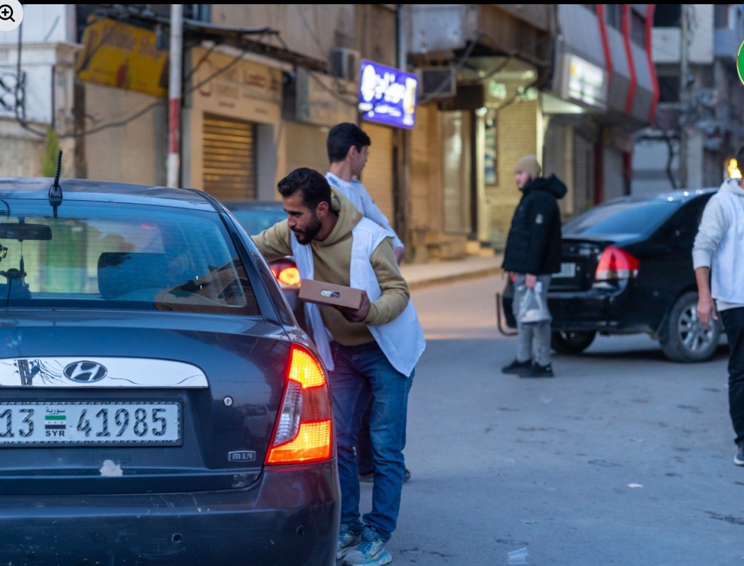 تواصل جمعية إنعاش الفقير الخيرية مبادرة إفطار صائم على الطريق